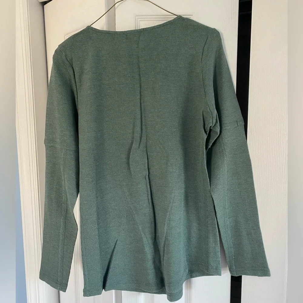 Sundance Thermal/Waffle Shirt; Women’s Size Medium; Heather Green - Picture 2 of 2
